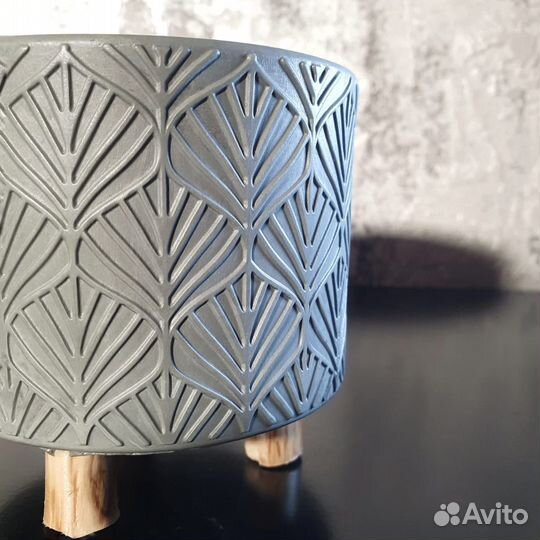 Кашпо на деревянных ножках