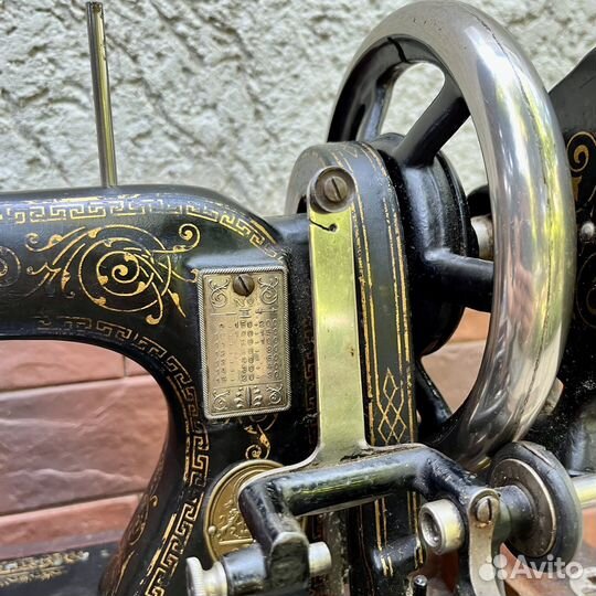 Старинная швейная машина