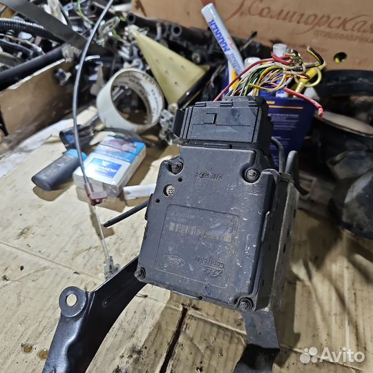 Блок ABS (насос) Ford Focus 1 98AG2M110CA