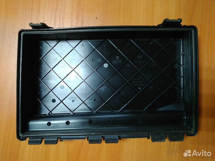 Крышка на блок предохранителей Opel Astra H