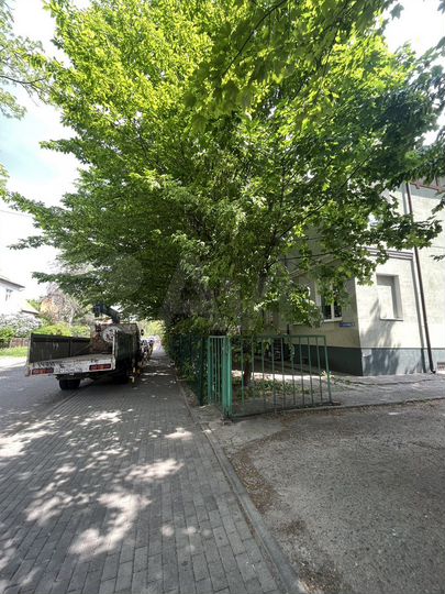 Комната 74 м² в 5-к., 1/3 эт.