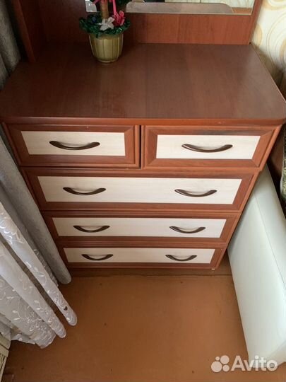 Туалетный столик с зеркалом