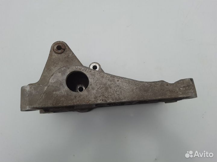 Кронштейн генератора Шкода Октавия А4