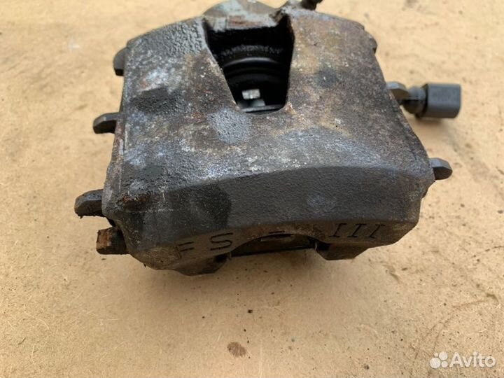 Суппорт передний левый Volkswagen Golf 6