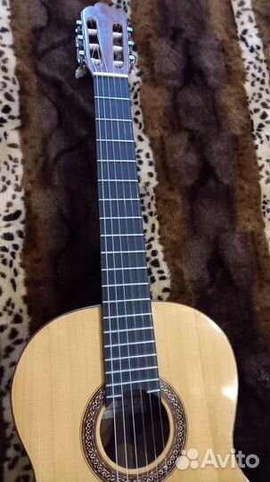 Продам классическую мастеровую гитару