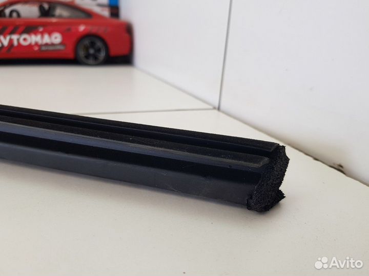 Уплотнитель стекла двери передний левый