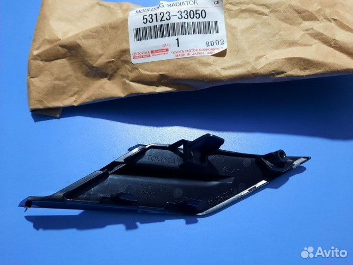 Молдинг решетки радиатора передний правый Toyota