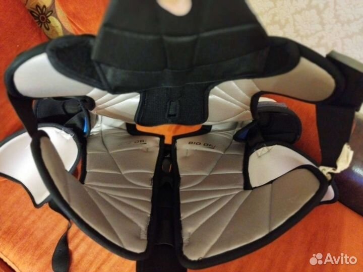 Нагрудник хоккейный easton