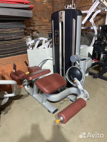 Сгибание ног лежа, тренажеры