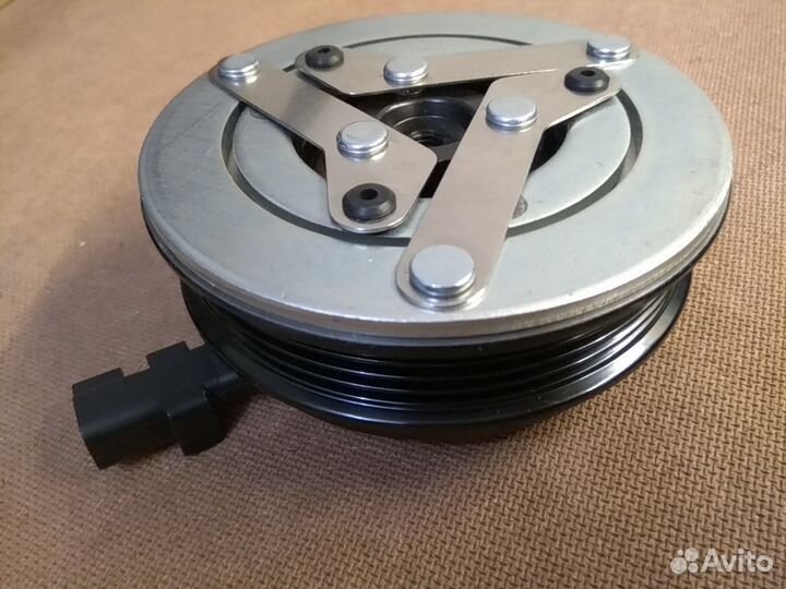 Шкив компрессора Ford Kuga CBS