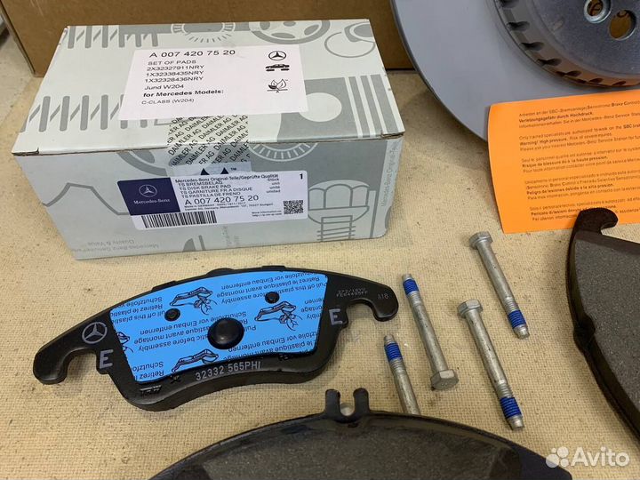 Тормозные колодки на Mercedes A0064202820