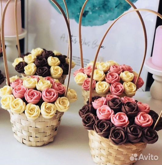 Шоколадные цветы/духи /косметика в круглой коробке