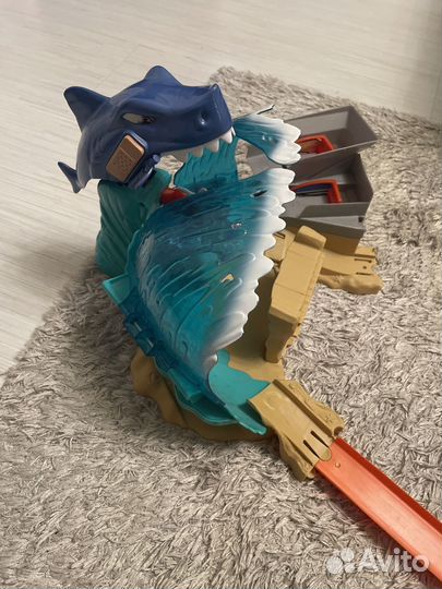 Трек Hot wheels схватка с акулой