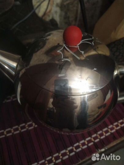 Очень красивый привозной Чайник металлический
