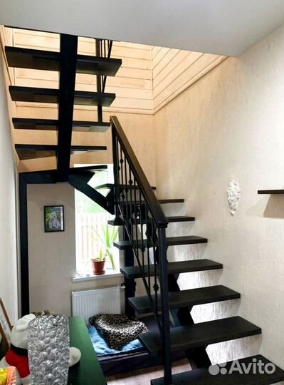 Облицовка лестничного металлокаркаса деревом