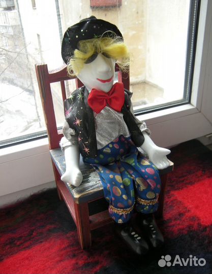 Фарфоровая статуэтка клоун с рыжими волосами