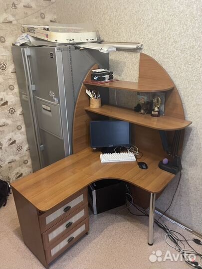Угловой письменный стол