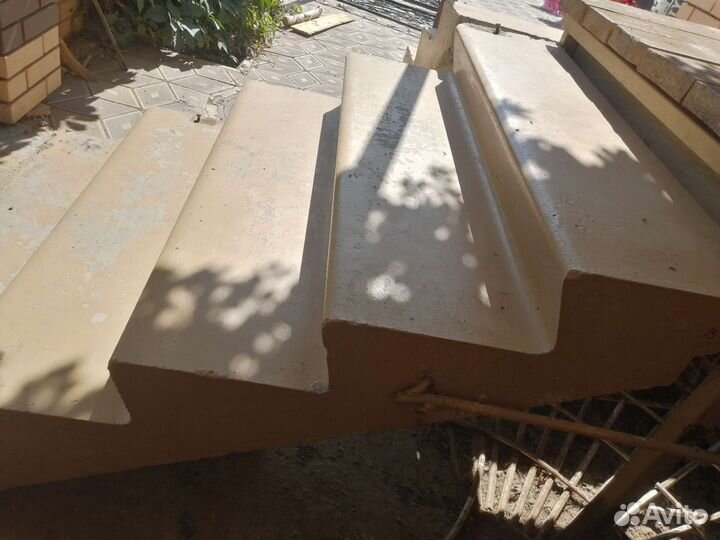 Железобетонные лестница пятиступенчатая