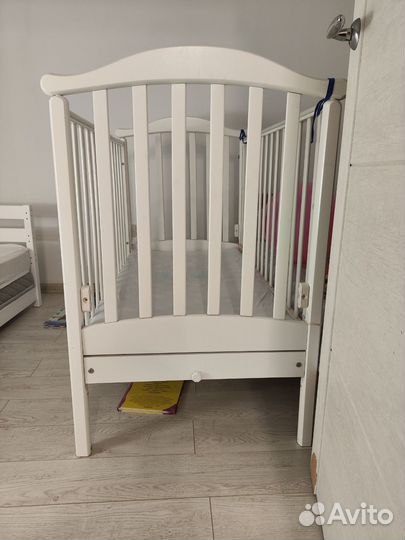 Детская кроватка с маятником