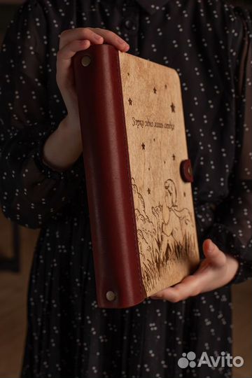 Блокнот из дерева в кожаном переплете