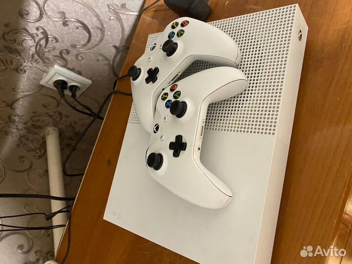 Xbox one s 2 геймпада 1tb