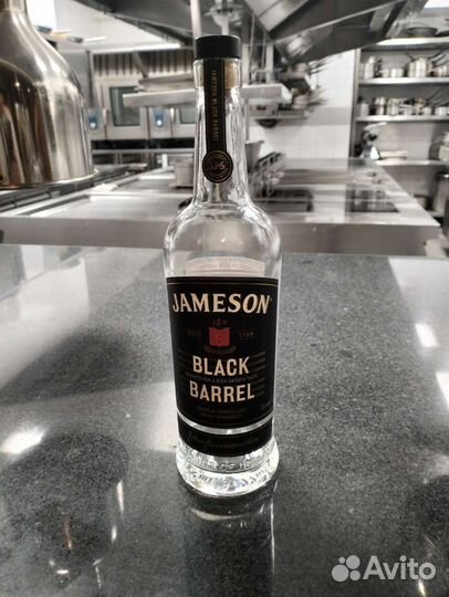 Графин, бутылка из под виски с коробками