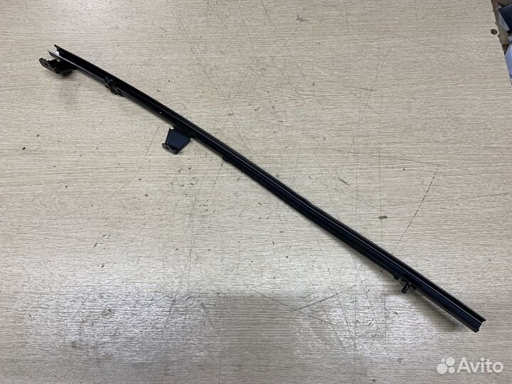 Направляющая задней правой двери Toyota Alphard 3