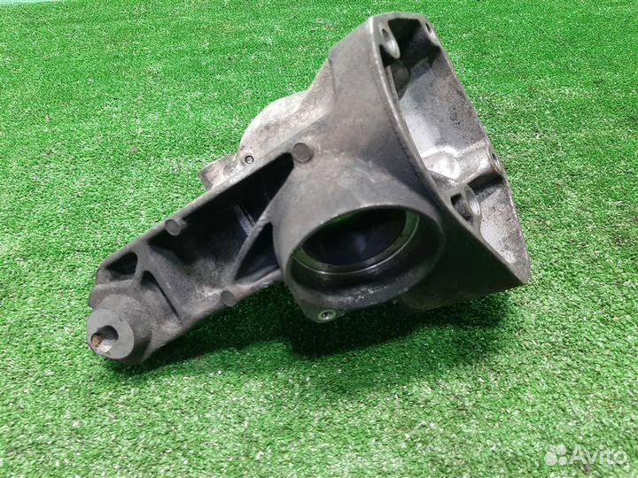 Кронштейн опоры двс левой Mercedes Benz C-Class W