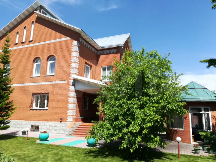 Коттедж 554,2 м² на участке 11 сот.