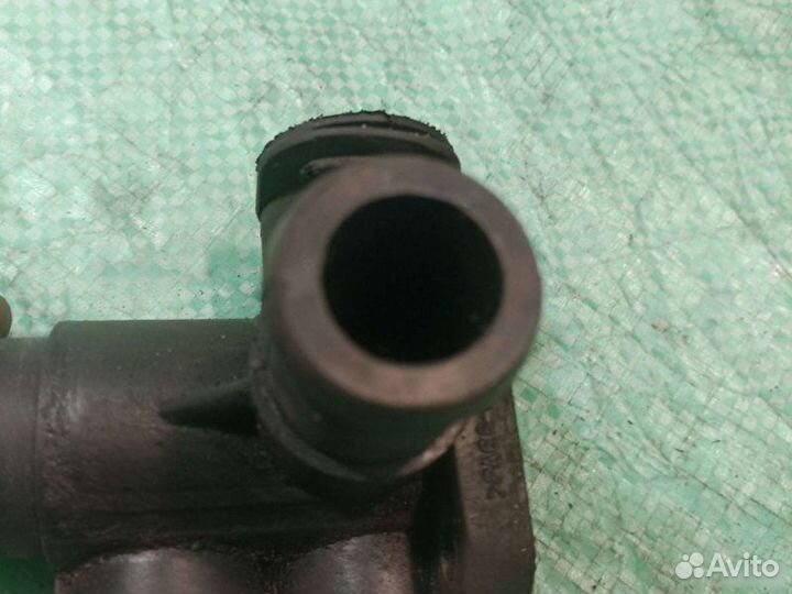 Фланец системы охлаждения Volkswagen Passat B3