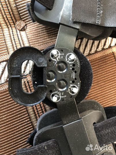 Коленный ортез умеренно фиксирующий