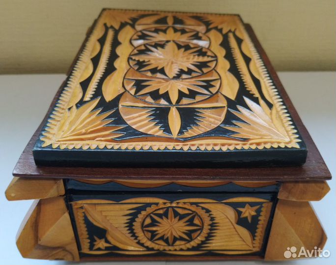 Шкатулка деревянная резная