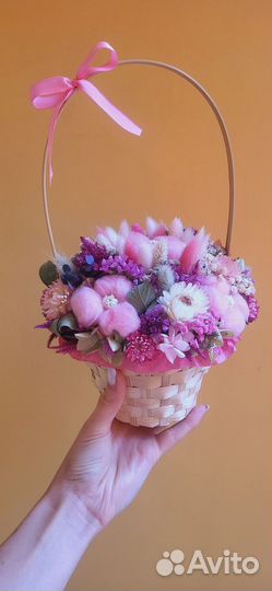 Букет из сухоцветов в корзинке