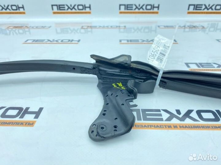 Уплотнитель стекла двери задний правый Lexus