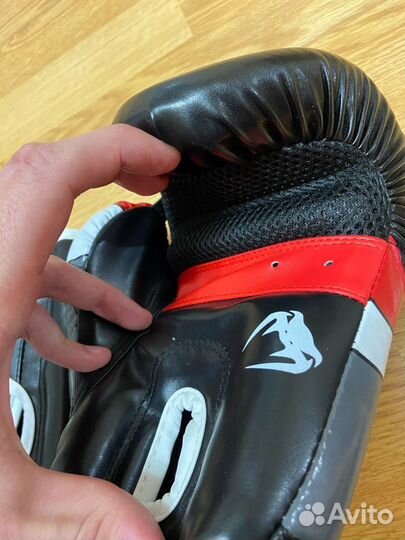 Боксёрские перчатки Venum