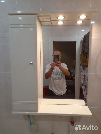 Тумба с раковиной и зеркалом для ванной