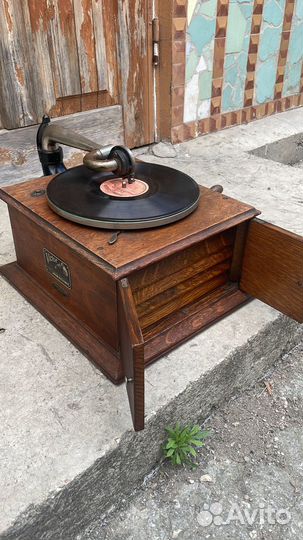 Патефон кабинетный