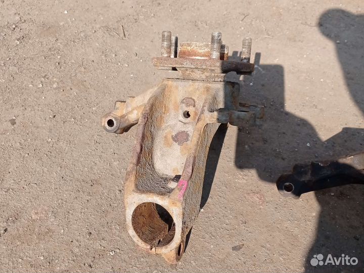 Поворотный кулак левый Ford Focus 2