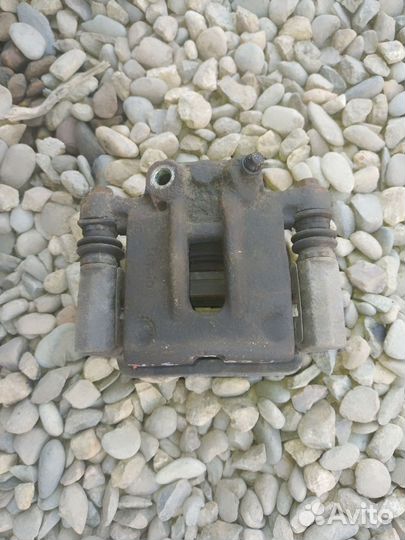 Задний левый тормозной суппорт toyota corolla