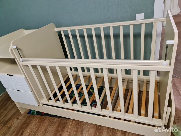 Детская кроватка и комод