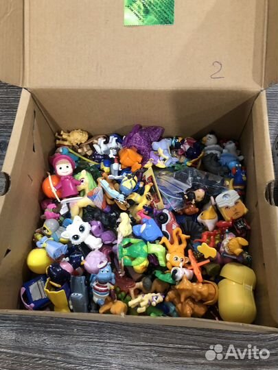 Коробки с киндерами разных годов