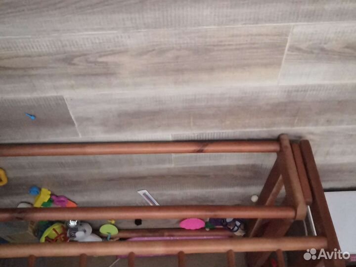 Детская кроватка с маятником