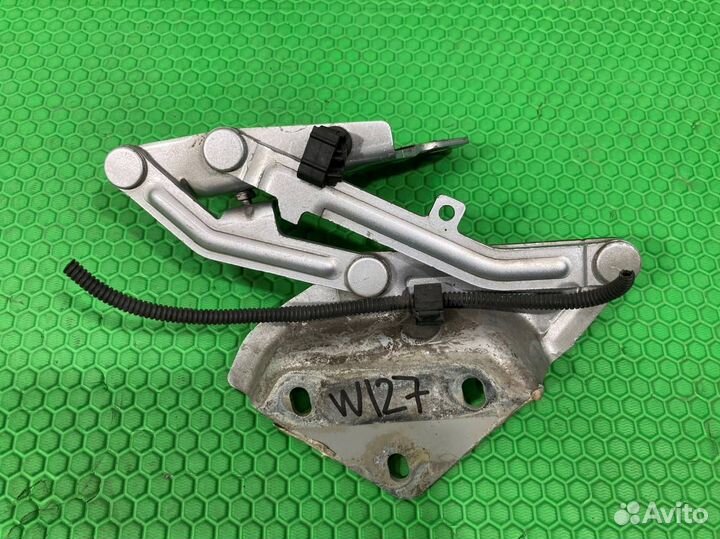 Петля капота правая Volkswagen Touareg 7L6 7L7 7LA