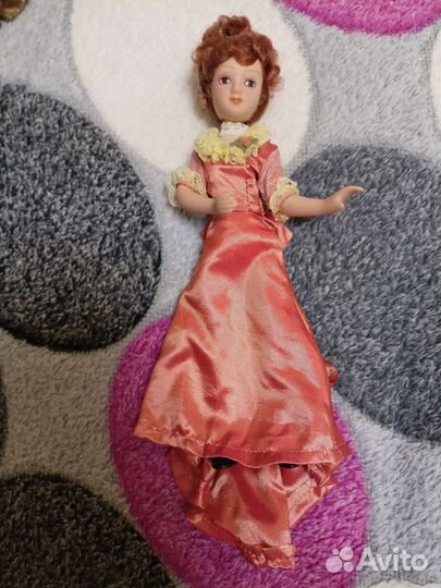 Кукла фарфоровая