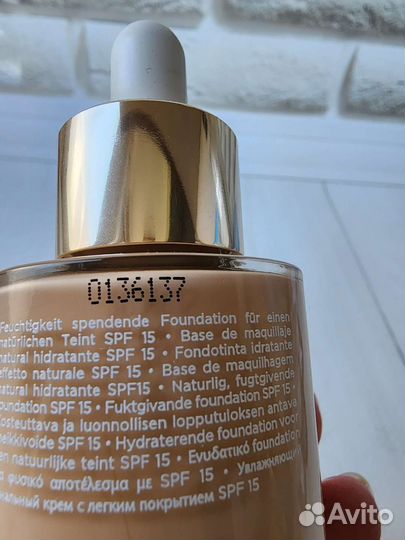Clarins Увлажняющий тональный крем с легким покрыт