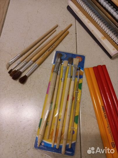Карандаши простые,кисточки,циркуль