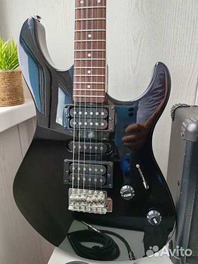 Электрогитара Yamaha ERG 121 + комб Yamaha 15 вт+