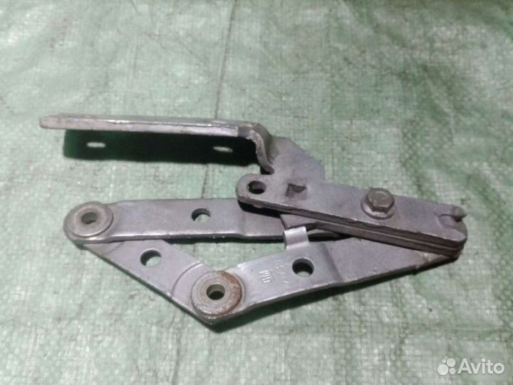 Петля капота правая Opel Omega A