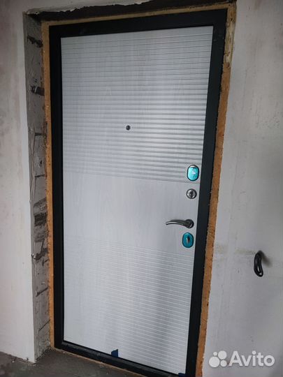 Дверь входная металлическая от застройщика