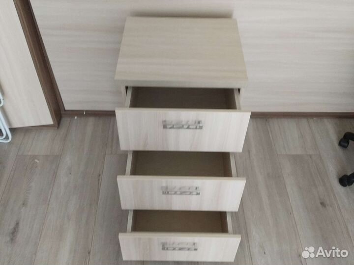 Тумбочка с выдвижными ящиками